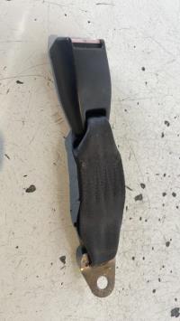 Attache ceinture arriere centrale