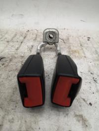 Attache ceinture arriere droit