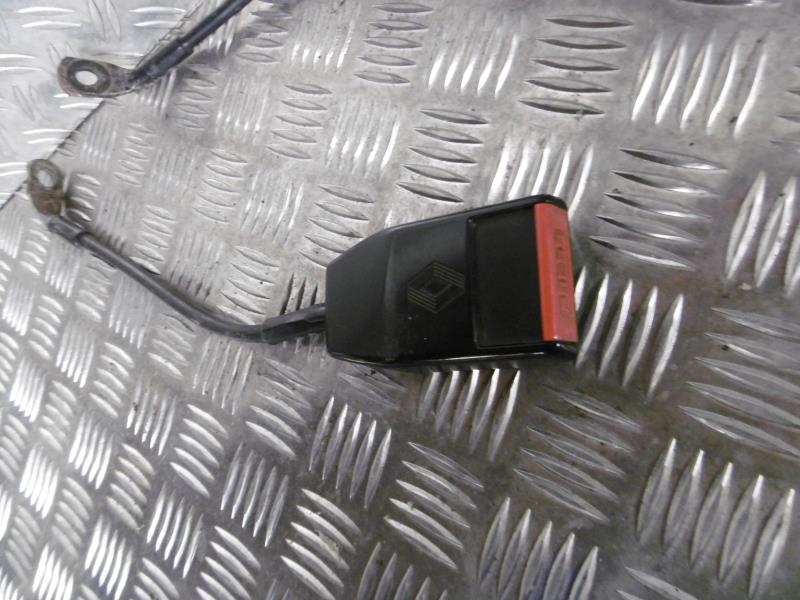Attache ceinture avant gauche